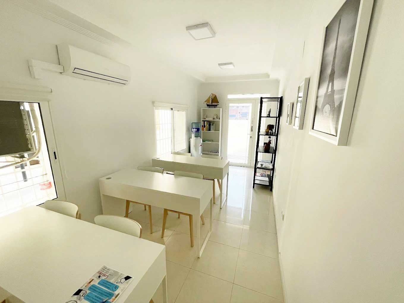 Aula grande con varias mesas